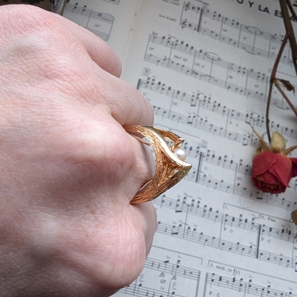 Vintage Gold Faux Pearl Statement Ring Size 7 - Picture 3 of 9